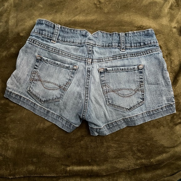 🚫SOLD🚫 Mossimo Low Cut Jean Shorts - Picture 2 of 6